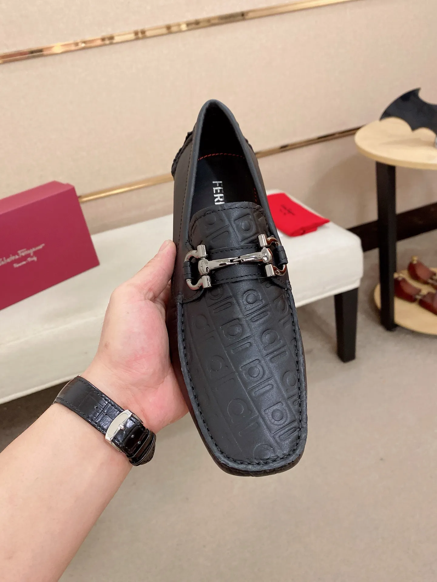 Men's shoes💰: 560💰High-end quality! Ferragamo🆕🆕Exclusive hot-selling products in stock🔥🔥New products on the shelves, high-quality Ferragamo men's pea shoes, high-end casual driving shoes, with complete packaging! 💪 💪 Material: imported cowhide 🐂 + imported high-quality water-dyed cowhide lining + wear-resistant outsole 👍🏻👍🏻 Features: high-end and comfortable, purely handmade 🚀 🚀 Create the perfect shoes that suit you best 🔥 🔥 Size: (38-44) 45 standard size can be customized!